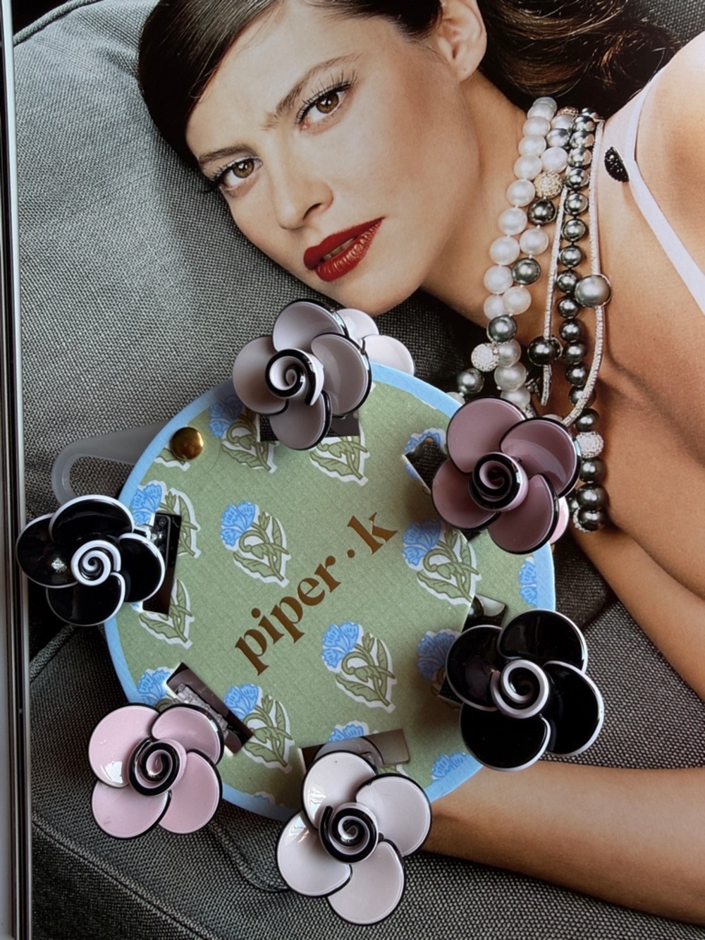 Piper.k rose-shaped hair clips. - Picture 9 of 10